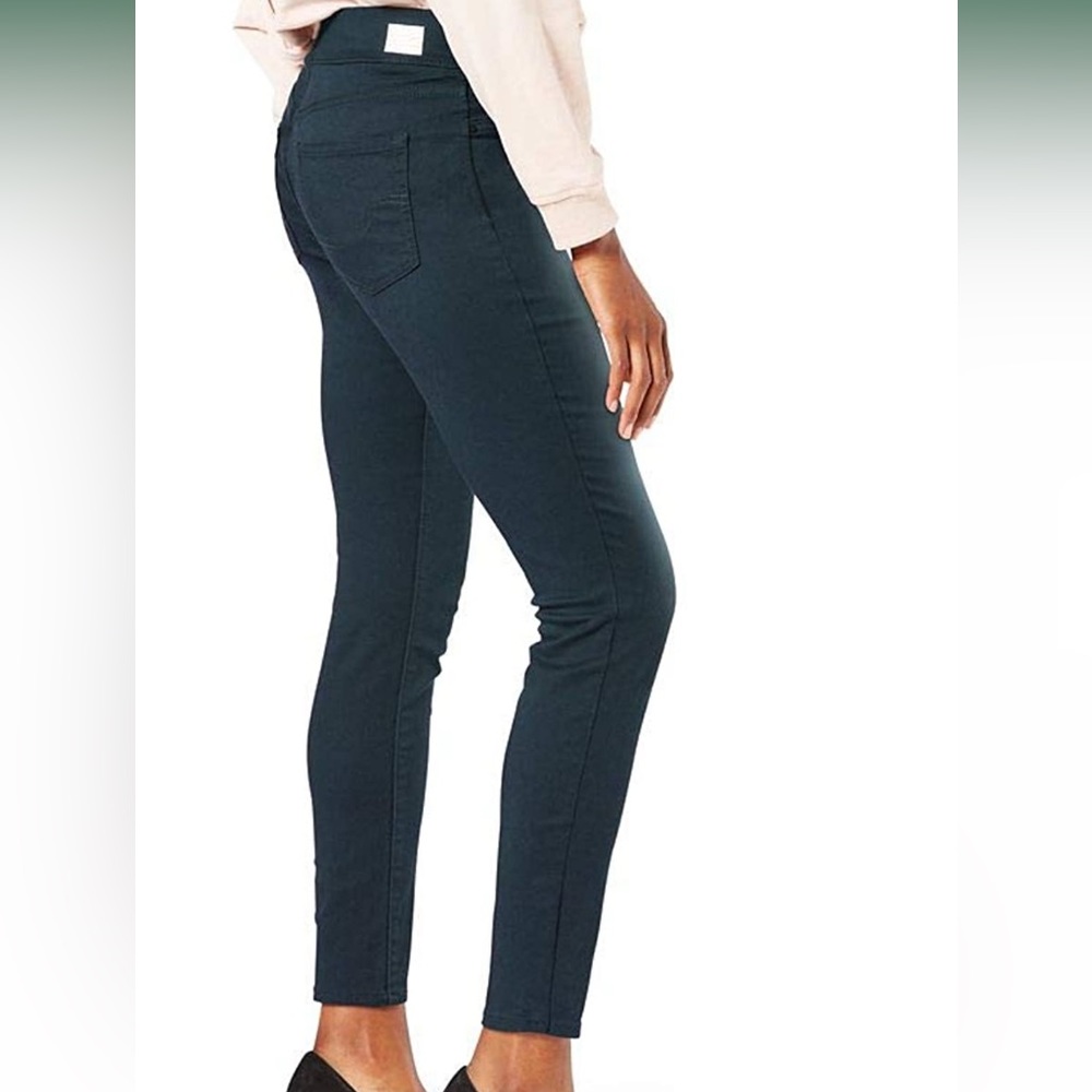 Levi Strauss Totally Shaping Pull-On Skinny Jeans, size 2